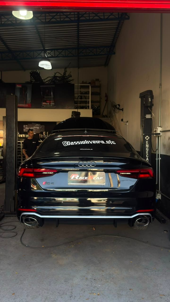 Audi RS5 preta na oficina da RaceScap após serviço no sistema de escapamento