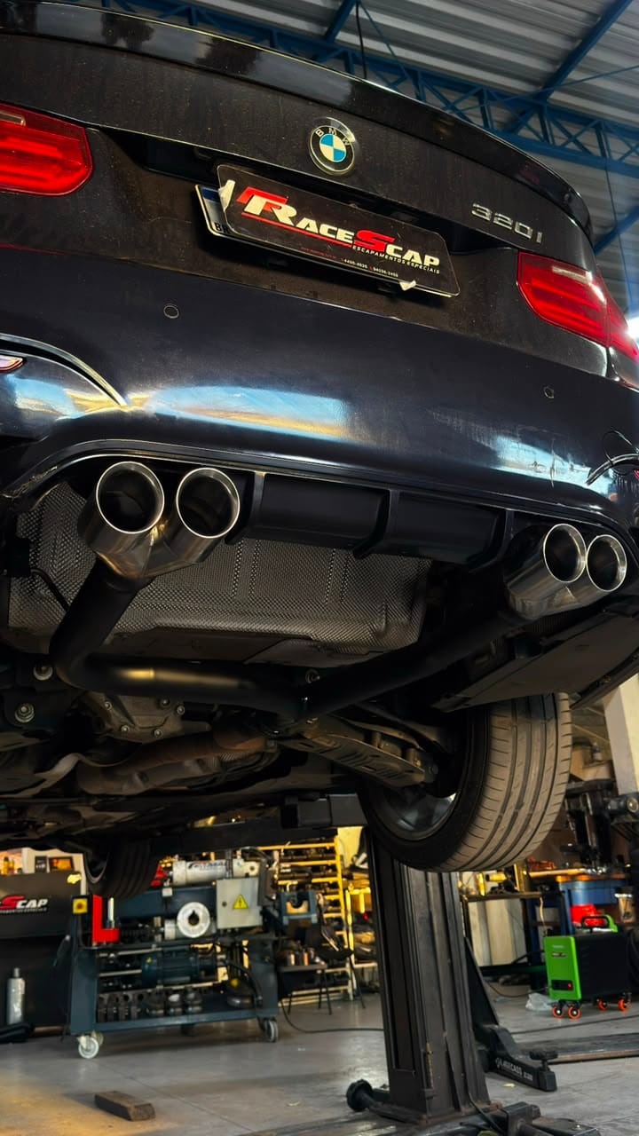 BMW 320i preta no elevador da oficina com sistema de escape esportivo e quatro ponteiras